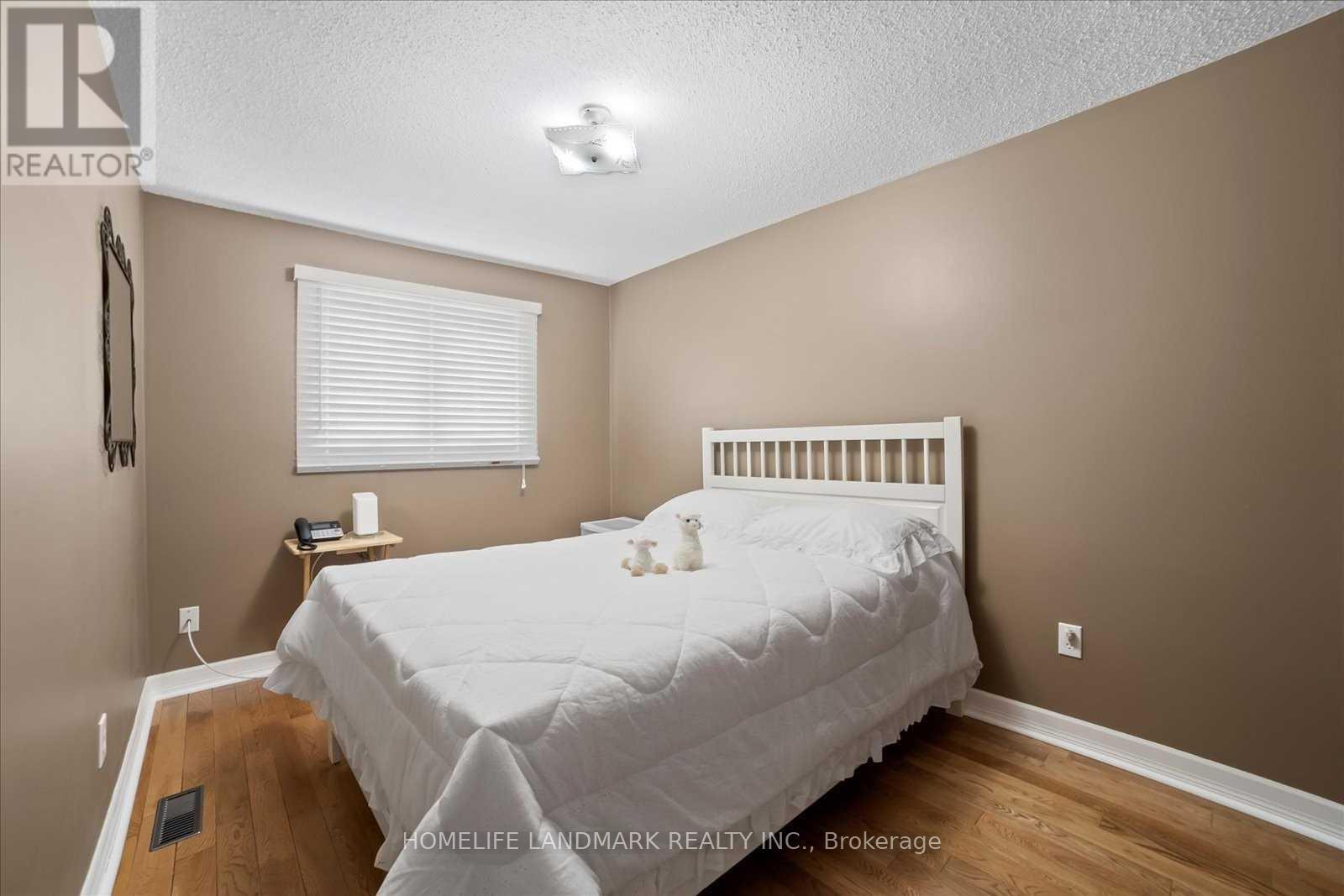 Photo 11 of 72 Rakewood Crescent, Toronto ON
