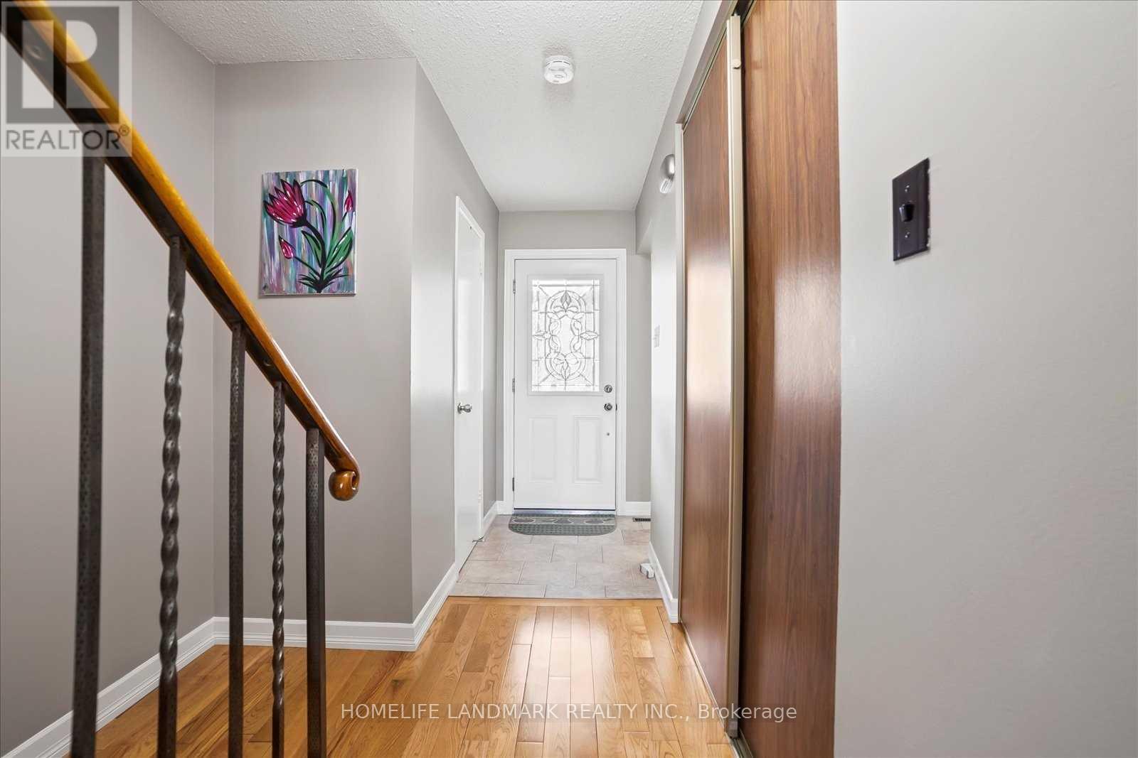Photo 2 of 72 Rakewood Crescent, Toronto ON