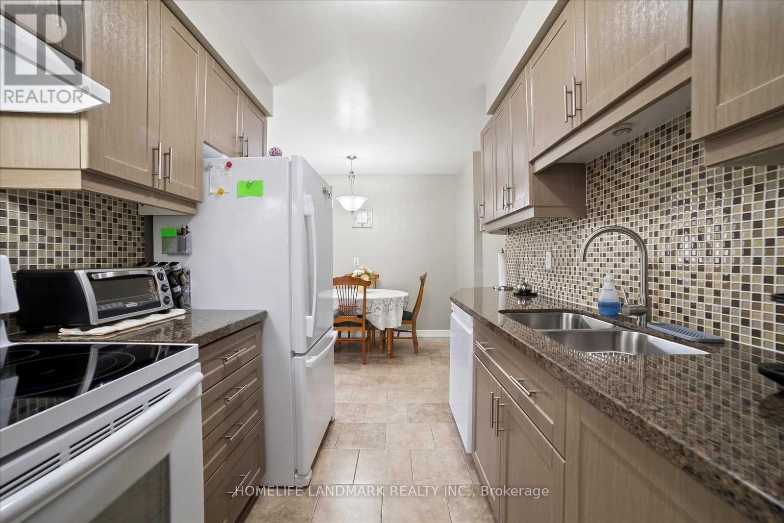 Photo 3 of 72 Rakewood Crescent, Toronto ON