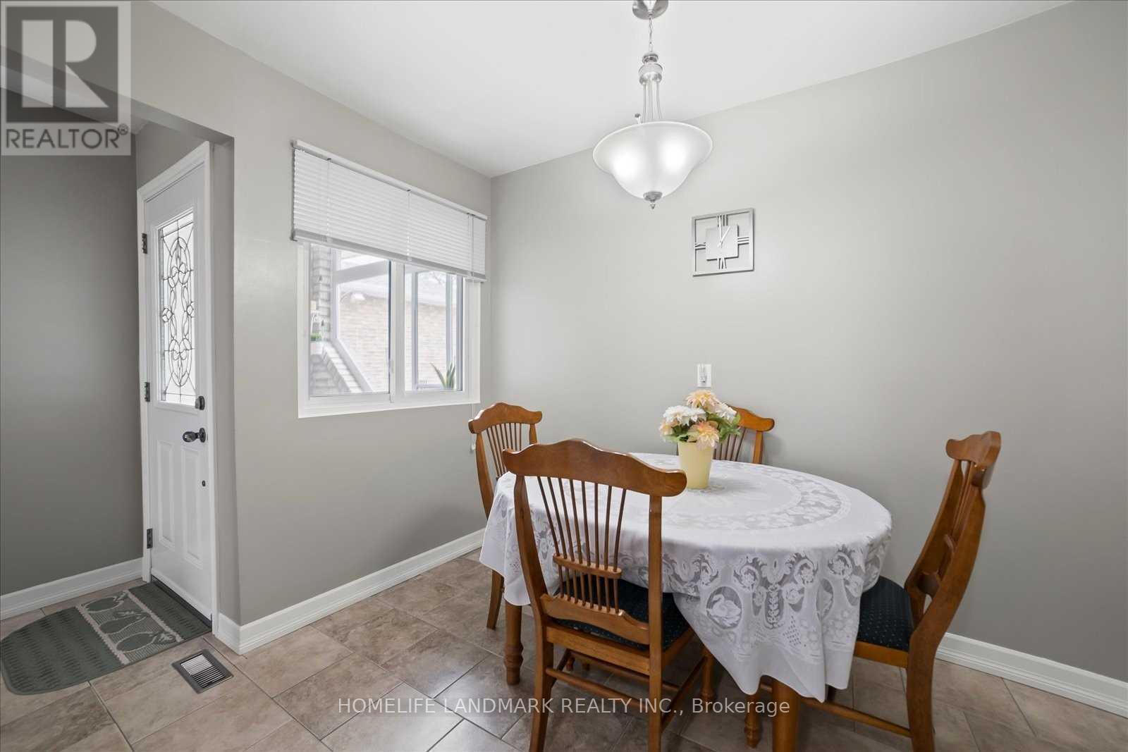 Photo 5 of 72 Rakewood Crescent, Toronto ON