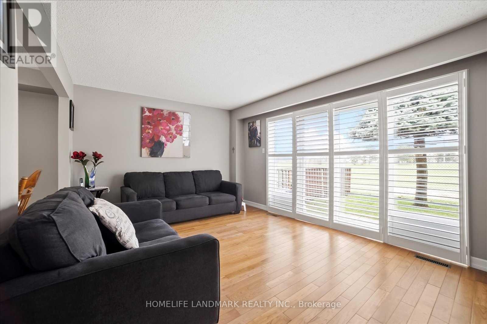 Photo 6 of 72 Rakewood Crescent, Toronto ON