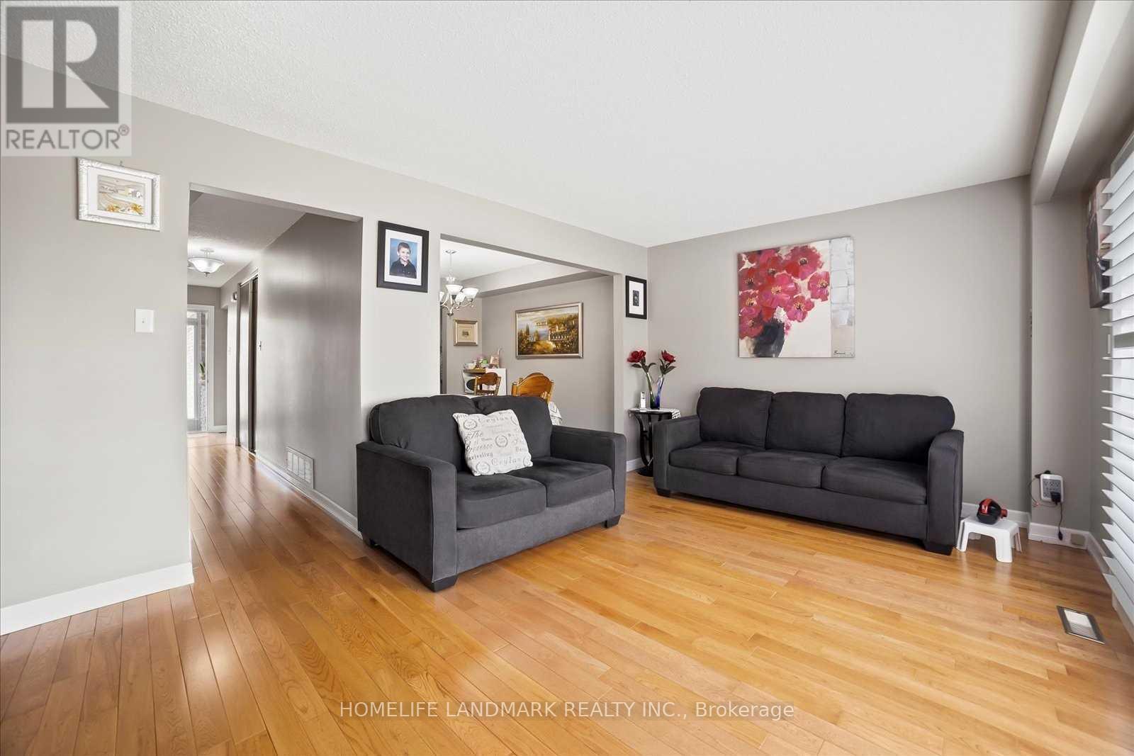 Photo 7 of 72 Rakewood Crescent, Toronto ON