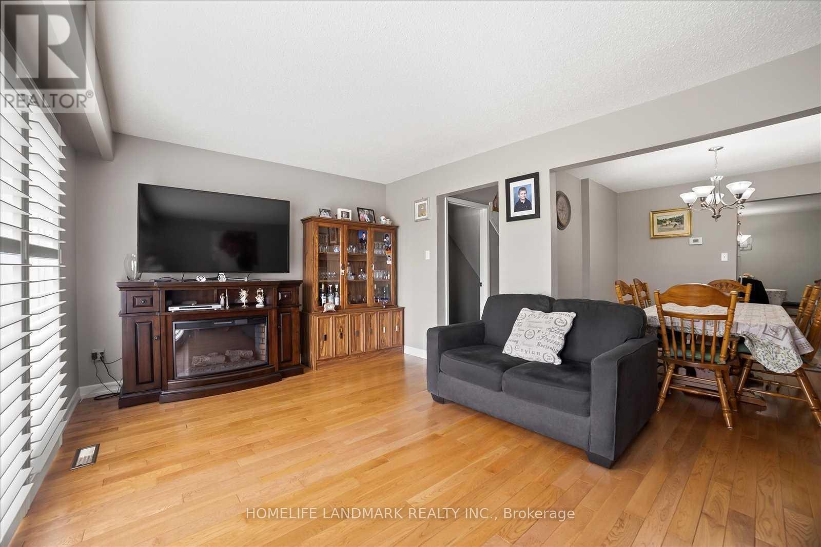 Photo 8 of 72 Rakewood Crescent, Toronto ON