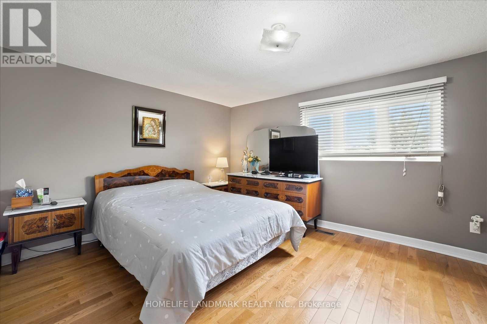 Photo 9 of 72 Rakewood Crescent, Toronto ON