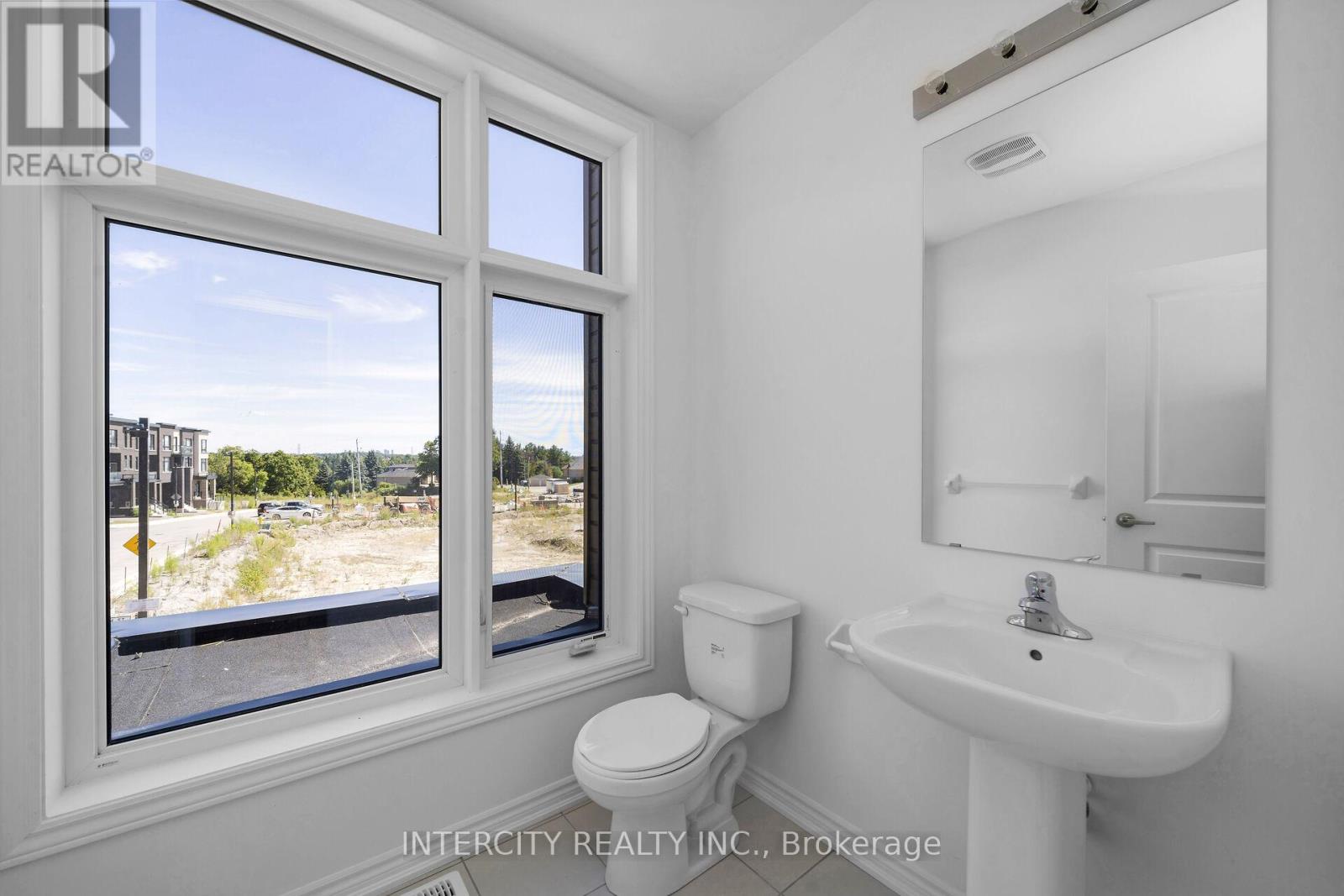 Photo 4 of 8 Radisson Street, Vaughan ON