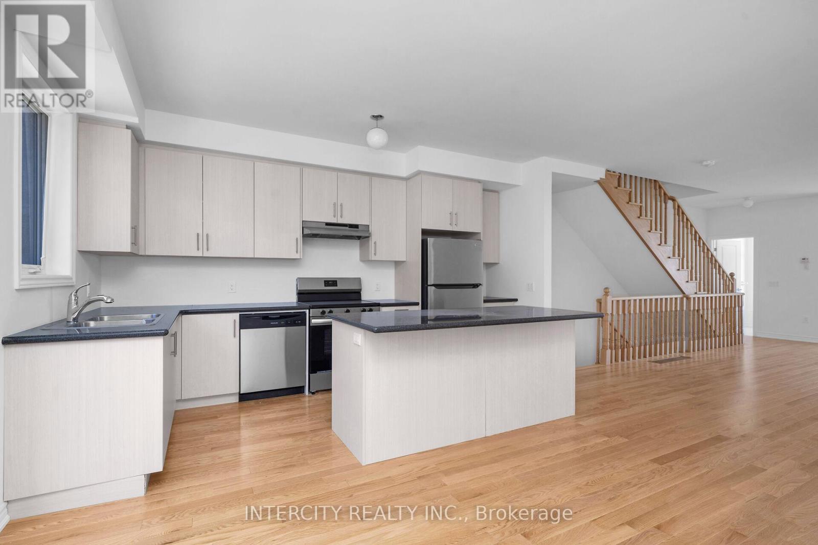 Photo 9 of 8 Radisson Street, Vaughan ON