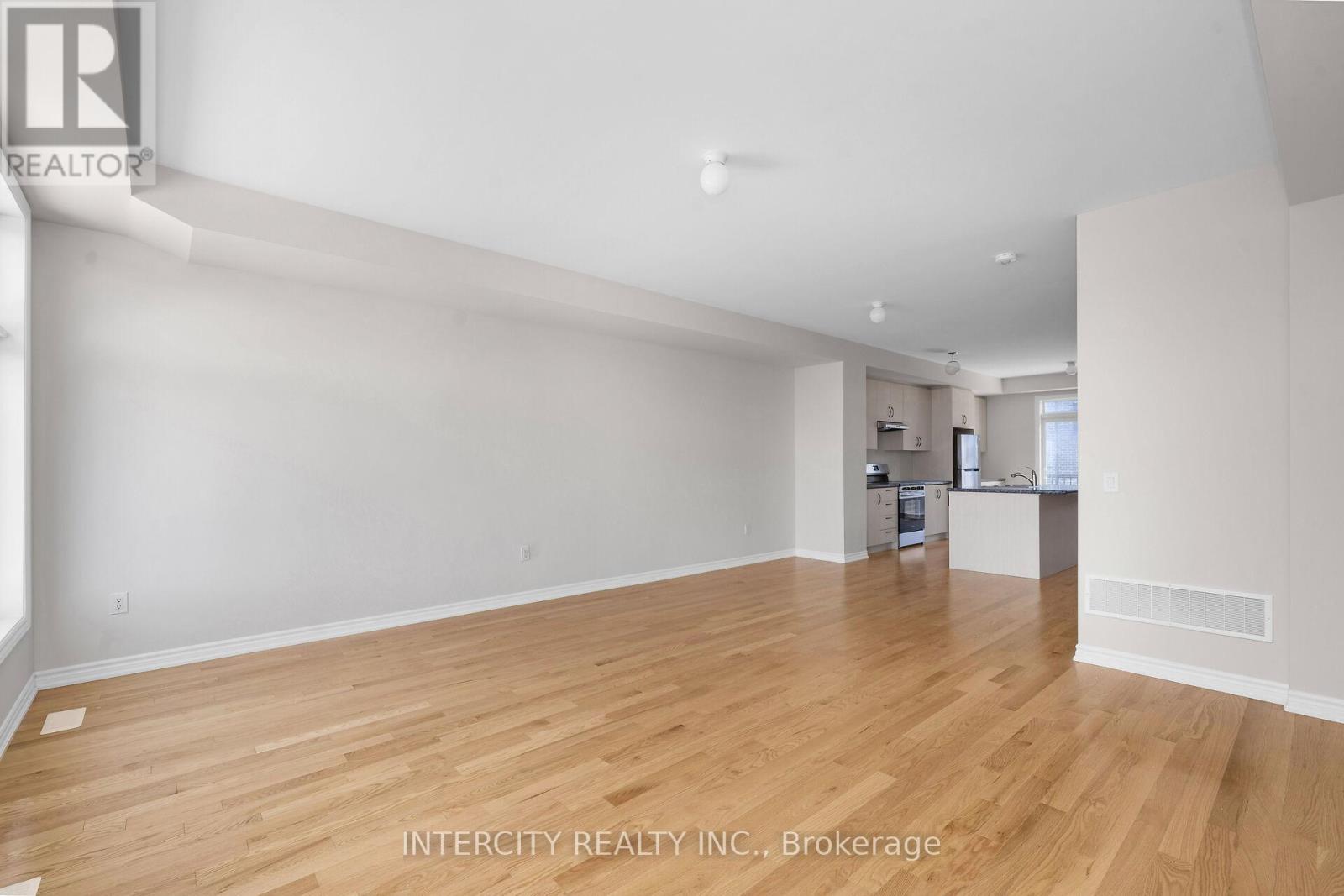 Photo 9 of 29 Drainie Street, Vaughan ON