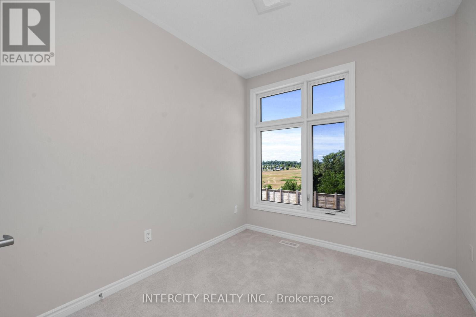 Photo 10 of 29 Drainie Street, Vaughan ON