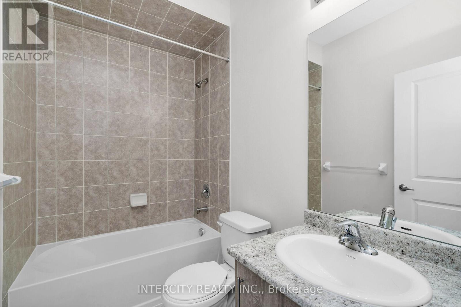 Photo 5 of 29 Drainie Street, Vaughan ON