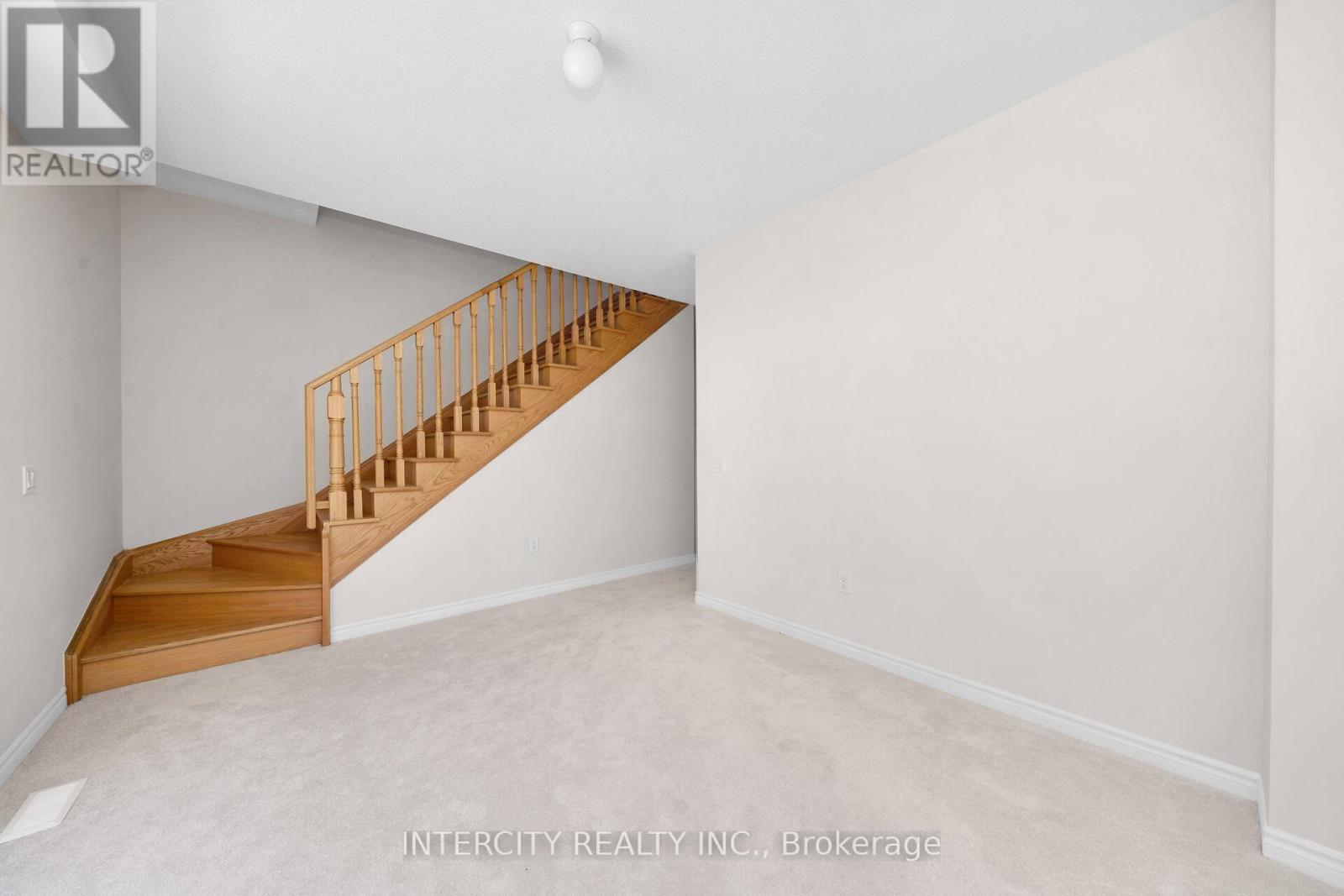 Photo 4 of 29 Drainie Street, Vaughan ON