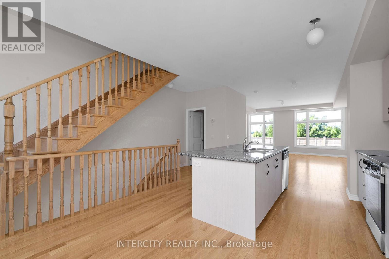 Photo 11 of 29 Drainie Street, Vaughan ON