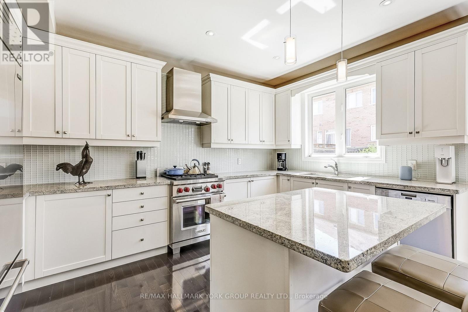 Photo 13 of 1022 Sherman Brock Circle, Newmarket ON