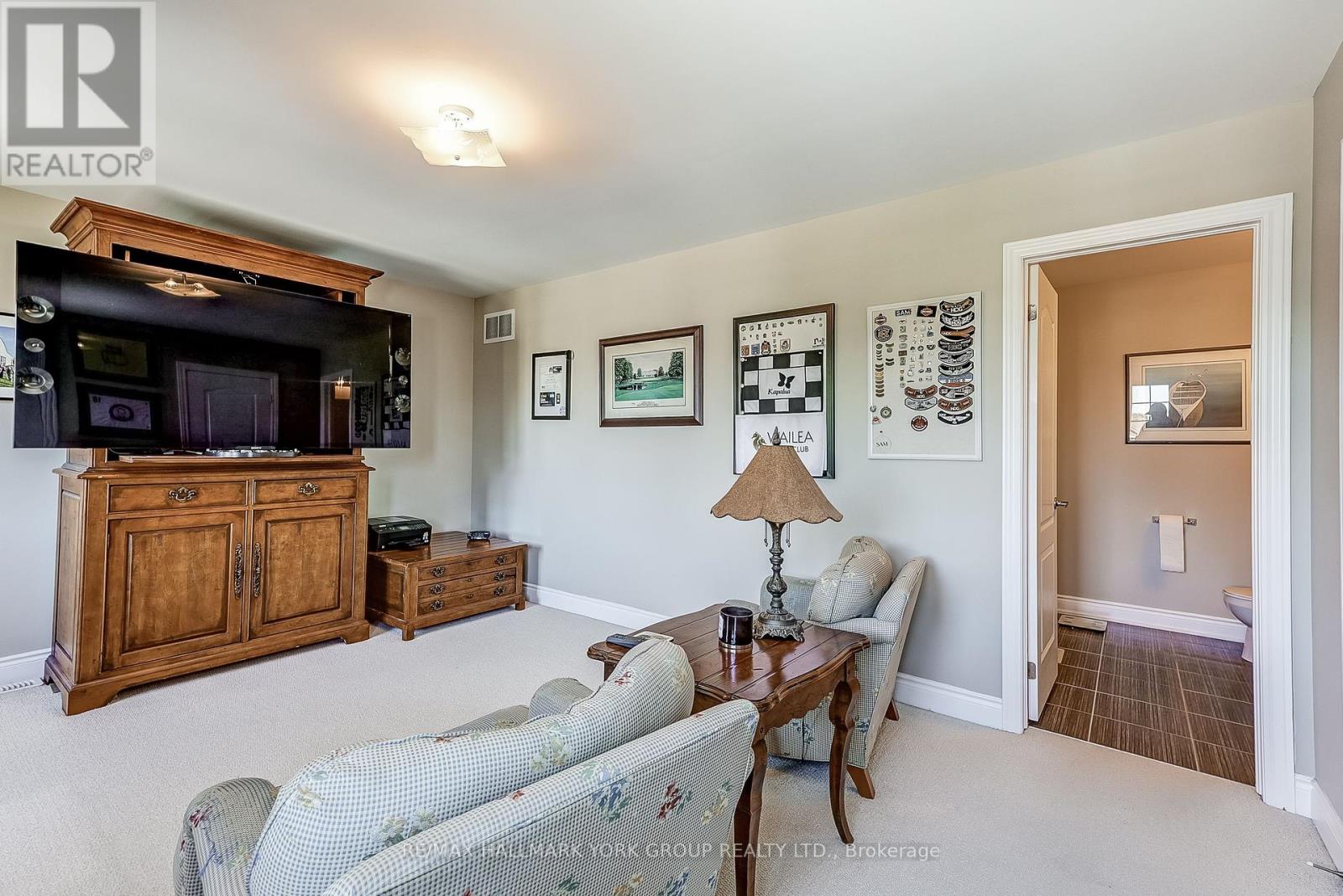 Photo 9 of 1022 Sherman Brock Circle, Newmarket ON