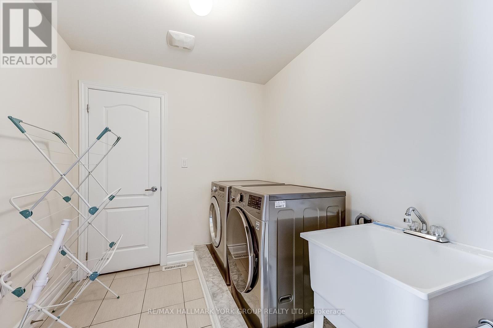 Photo 18 of 1022 Sherman Brock Circle, Newmarket ON