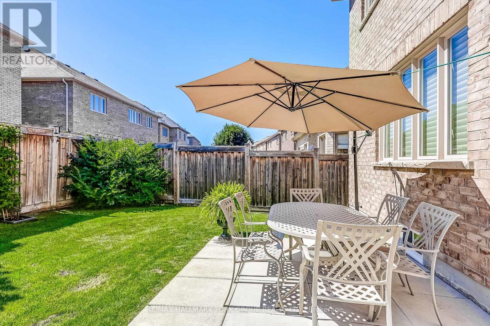 Photo 4 of 1022 Sherman Brock Circle, Newmarket ON