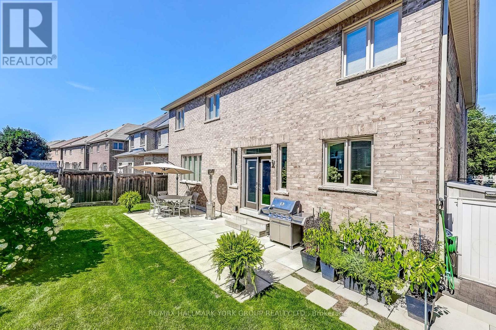 Photo 19 of 1022 Sherman Brock Circle, Newmarket ON