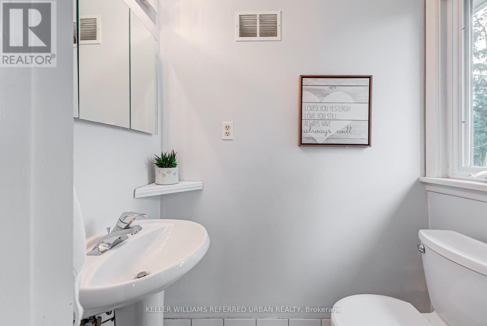 Photo 11 of 26 Foxmeadow Road, Toronto ON