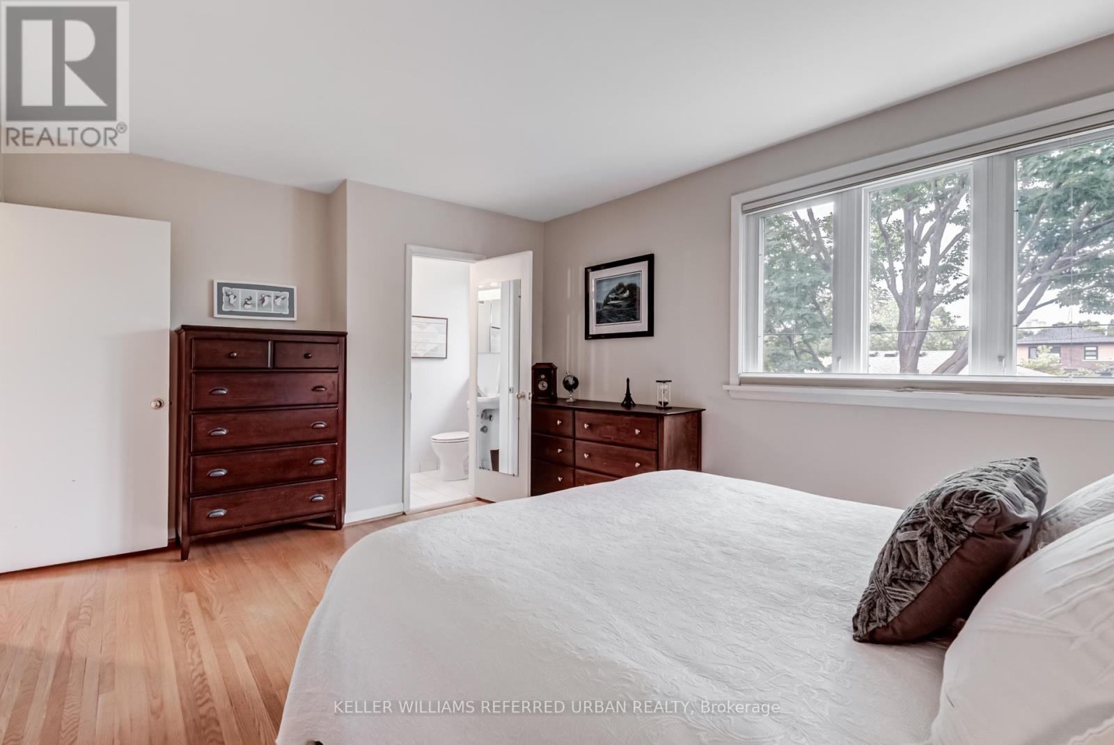 Photo 10 of 26 Foxmeadow Road, Toronto ON