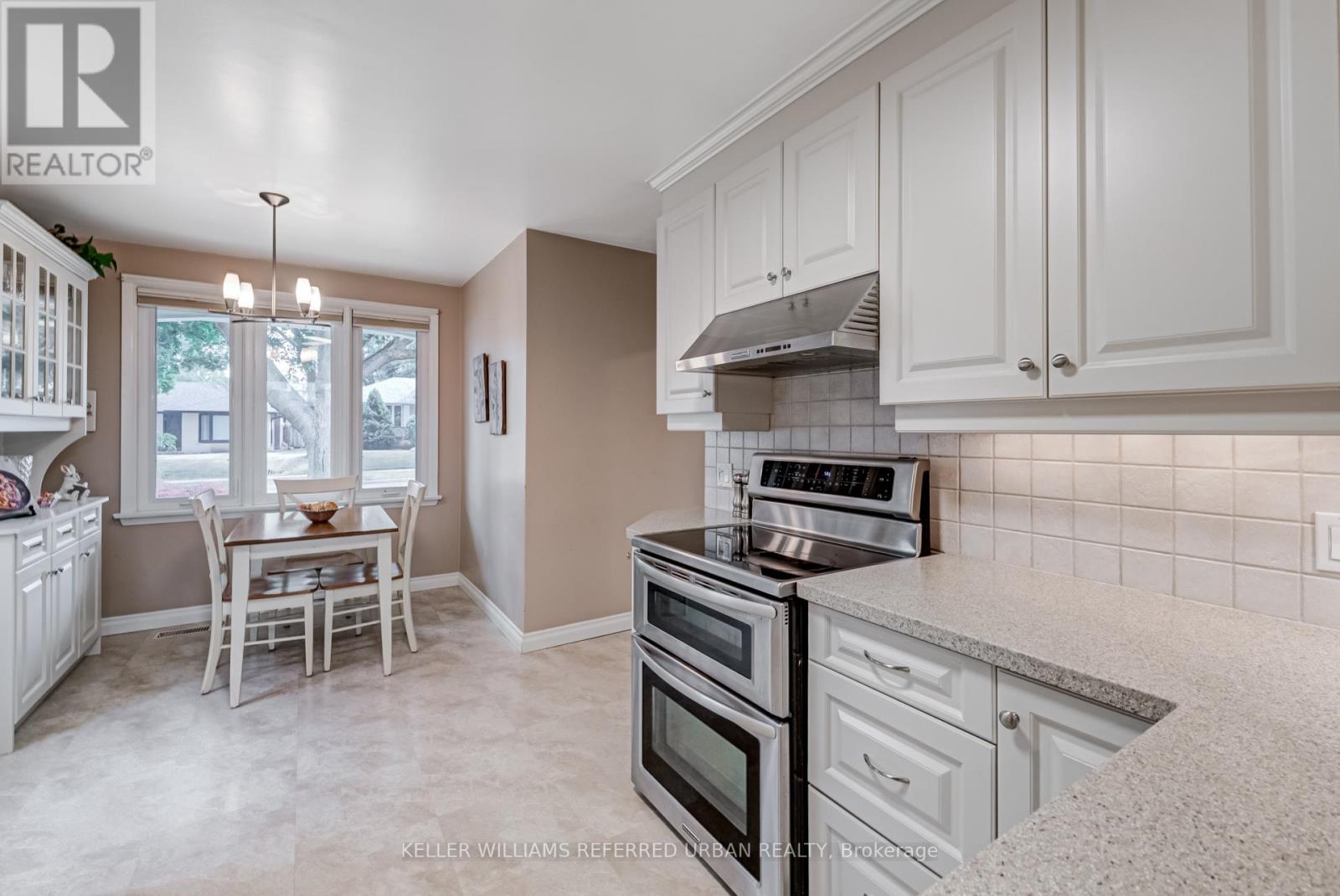 Photo 5 of 26 Foxmeadow Road, Toronto ON