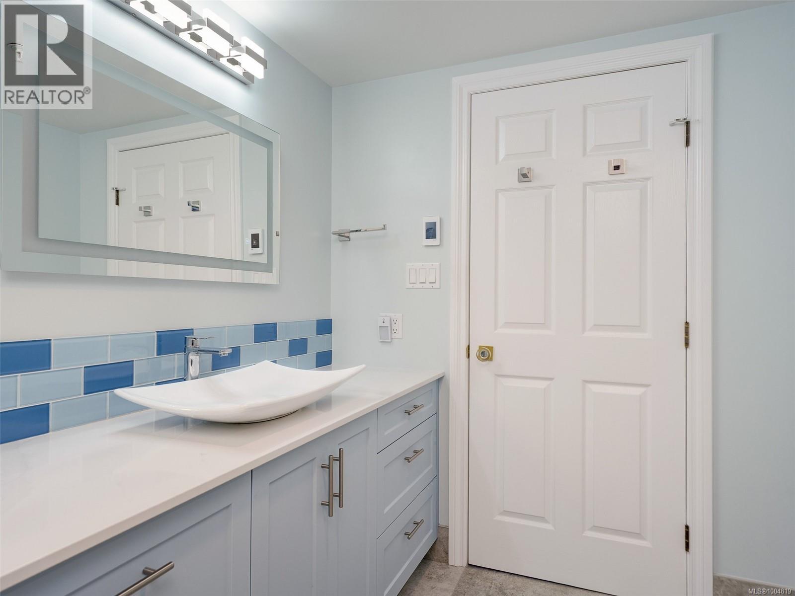 Photo 14 of 204 9975 Fifth St, Sidney BC