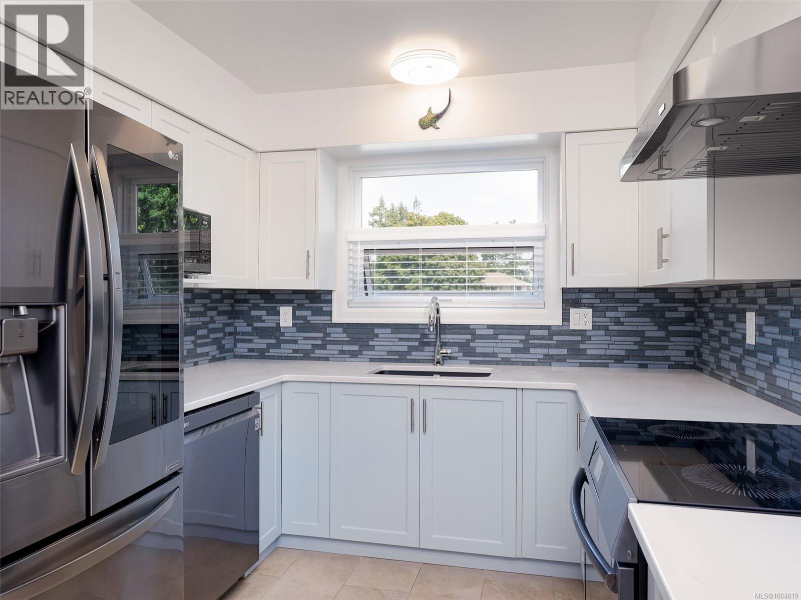 Photo 31 of 204 9975 Fifth St, Sidney BC