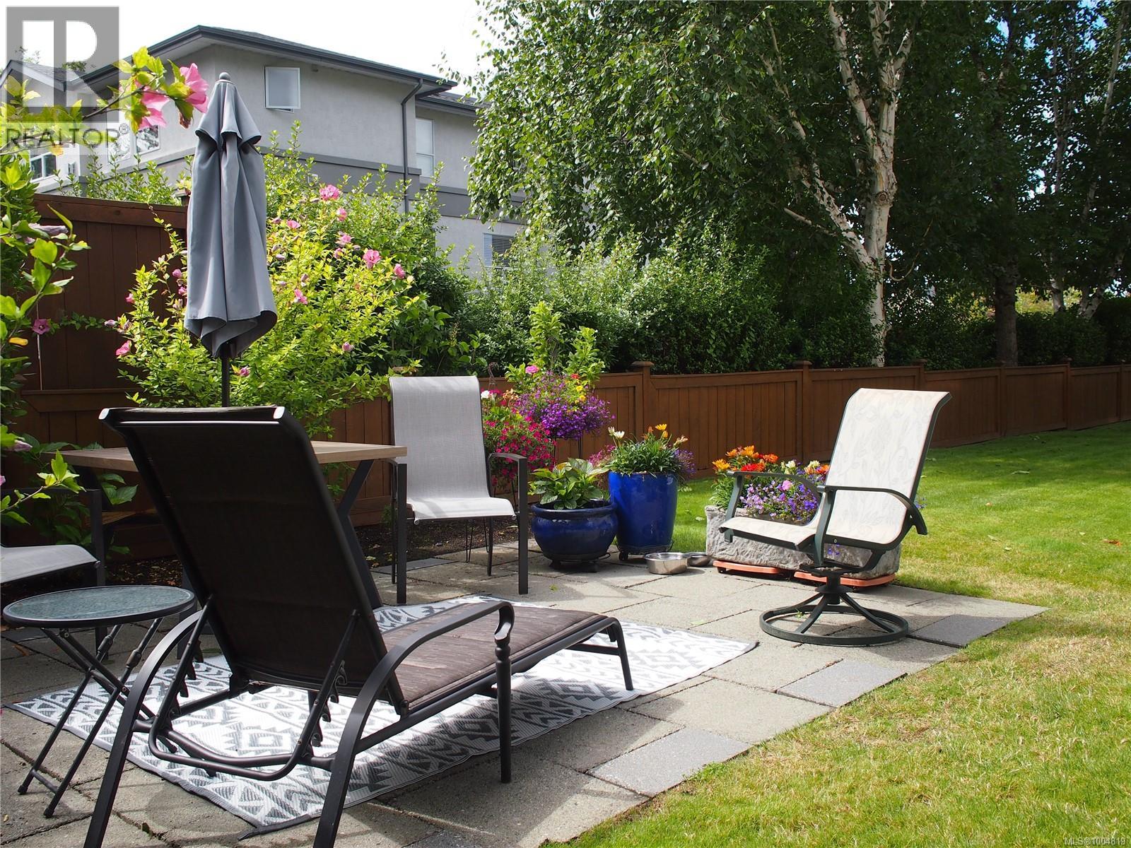 Photo 8 of 204 9975 Fifth St, Sidney BC