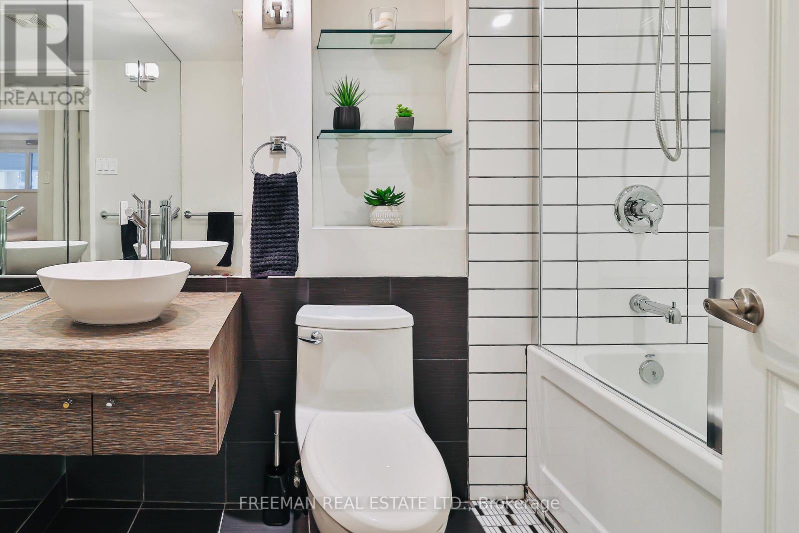 Photo 16 of 204 360 Bloor Street E, Toronto ON