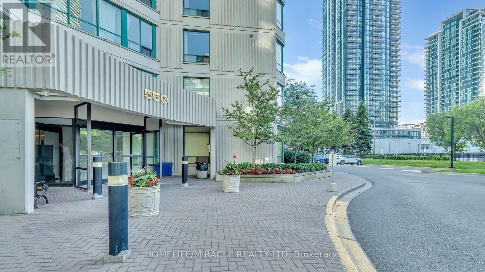 Photo 8 of 2009 550 Webb Drive, Mississauga ON