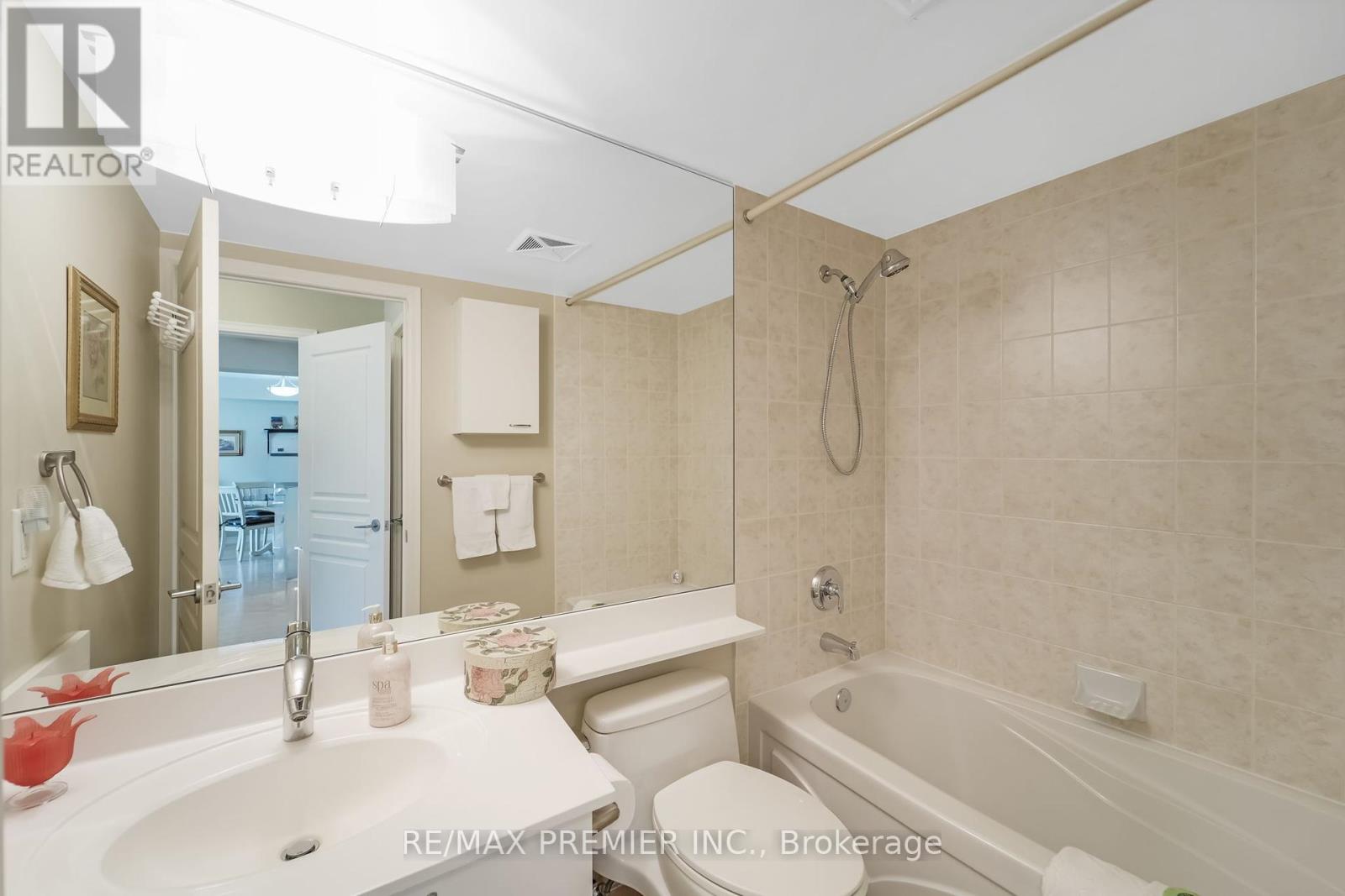 Photo 5 of 216 1403 Royal York Road, Toronto ON