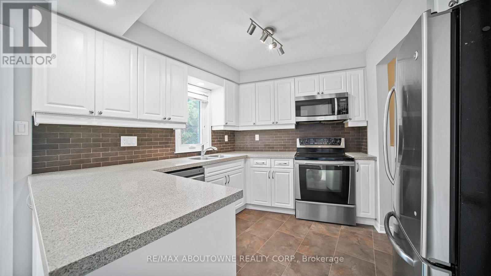 Photo 23 of 1228 Cornerbrook Place, Mississauga ON