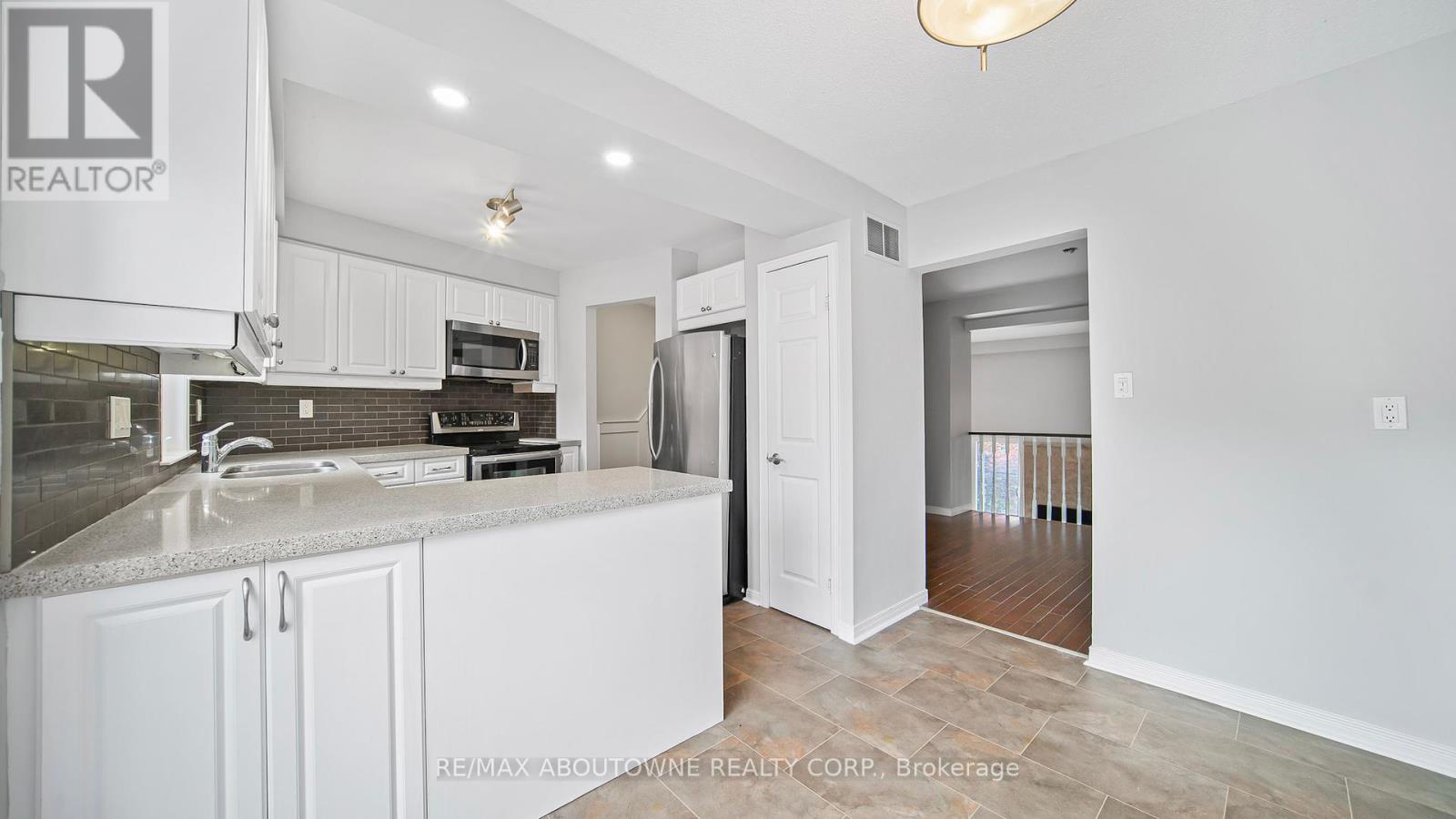 Photo 4 of 1228 Cornerbrook Place, Mississauga ON