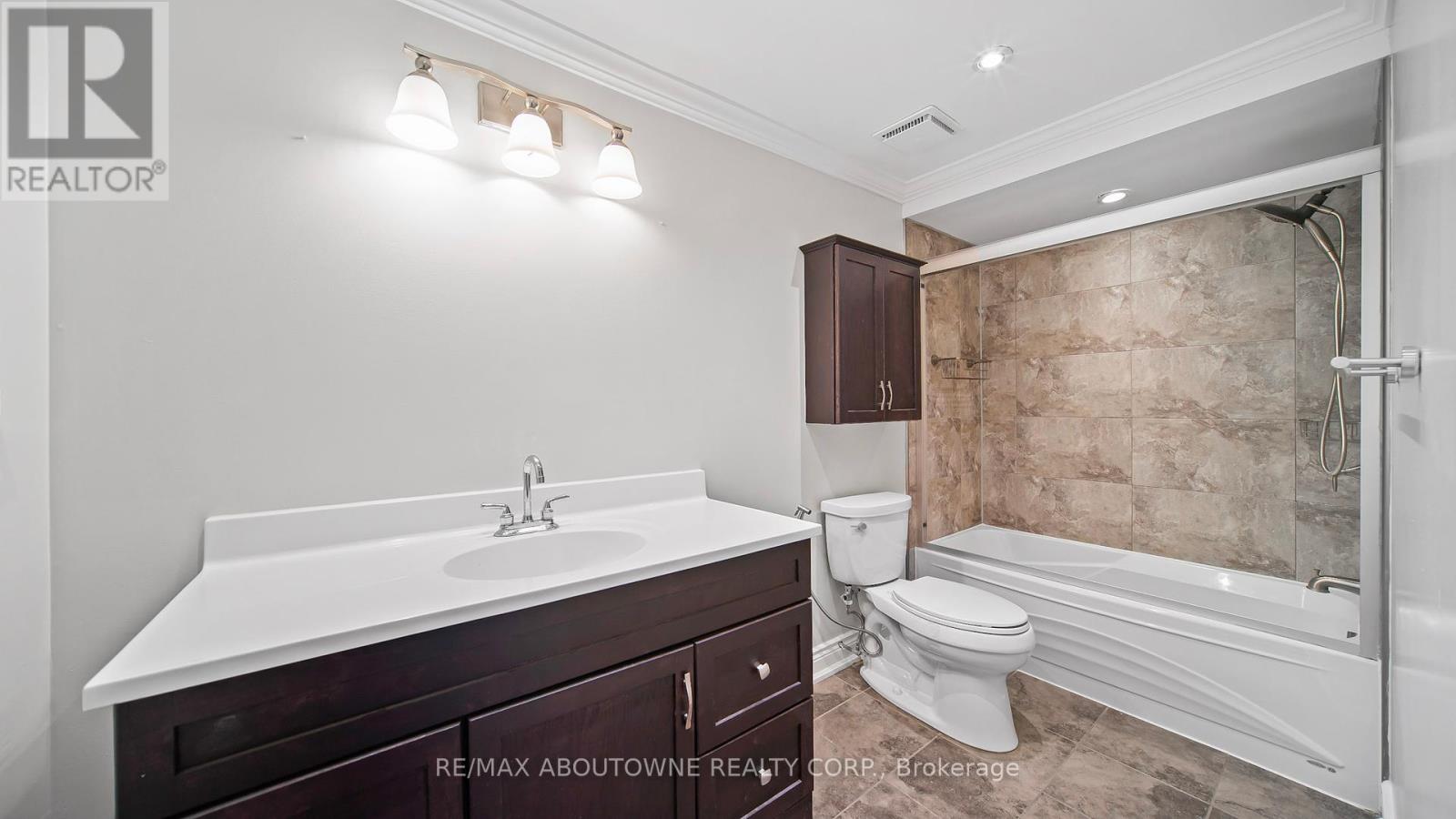 Photo 16 of 1228 Cornerbrook Place, Mississauga ON