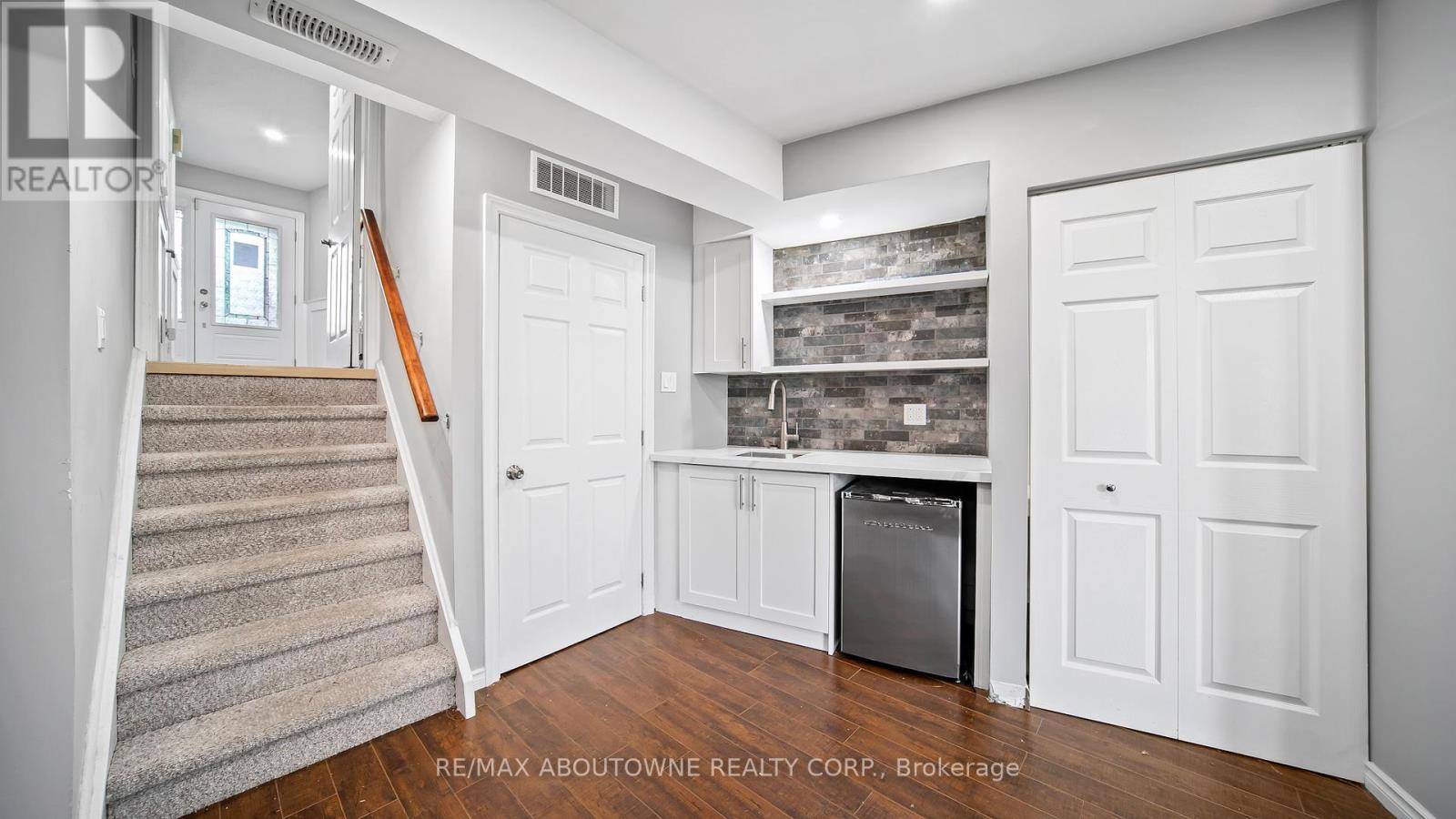 Photo 13 of 1228 Cornerbrook Place, Mississauga ON