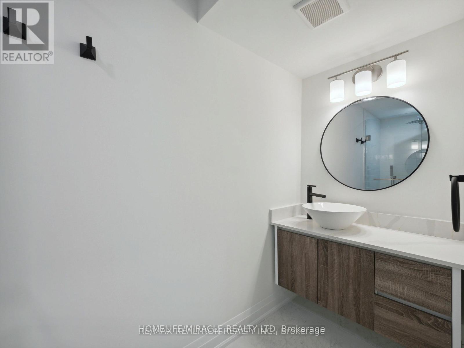 Photo 5 of 35 Alanmeade Crescent, Toronto ON