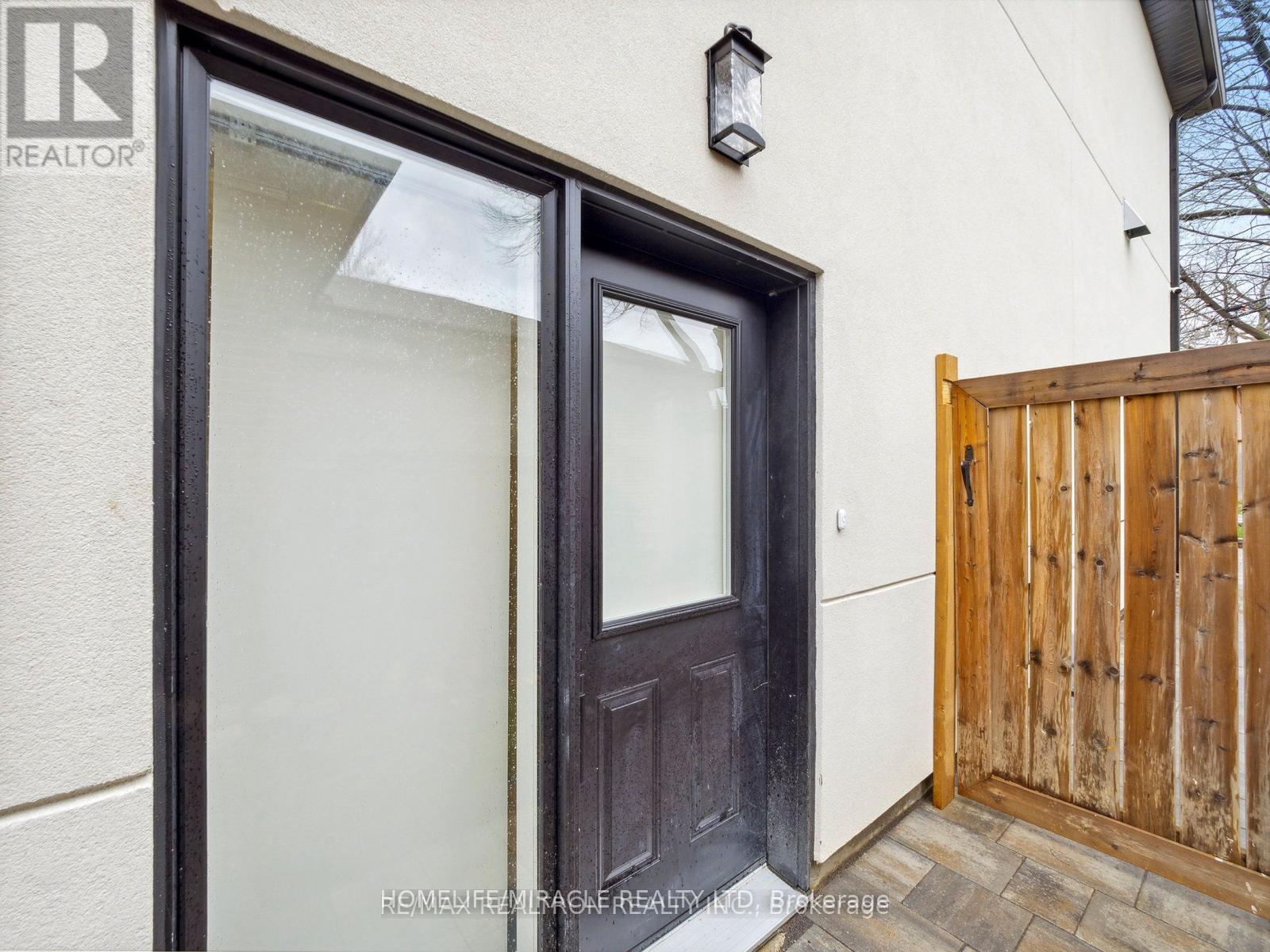 Photo 4 of 35 Alanmeade Crescent, Toronto ON
