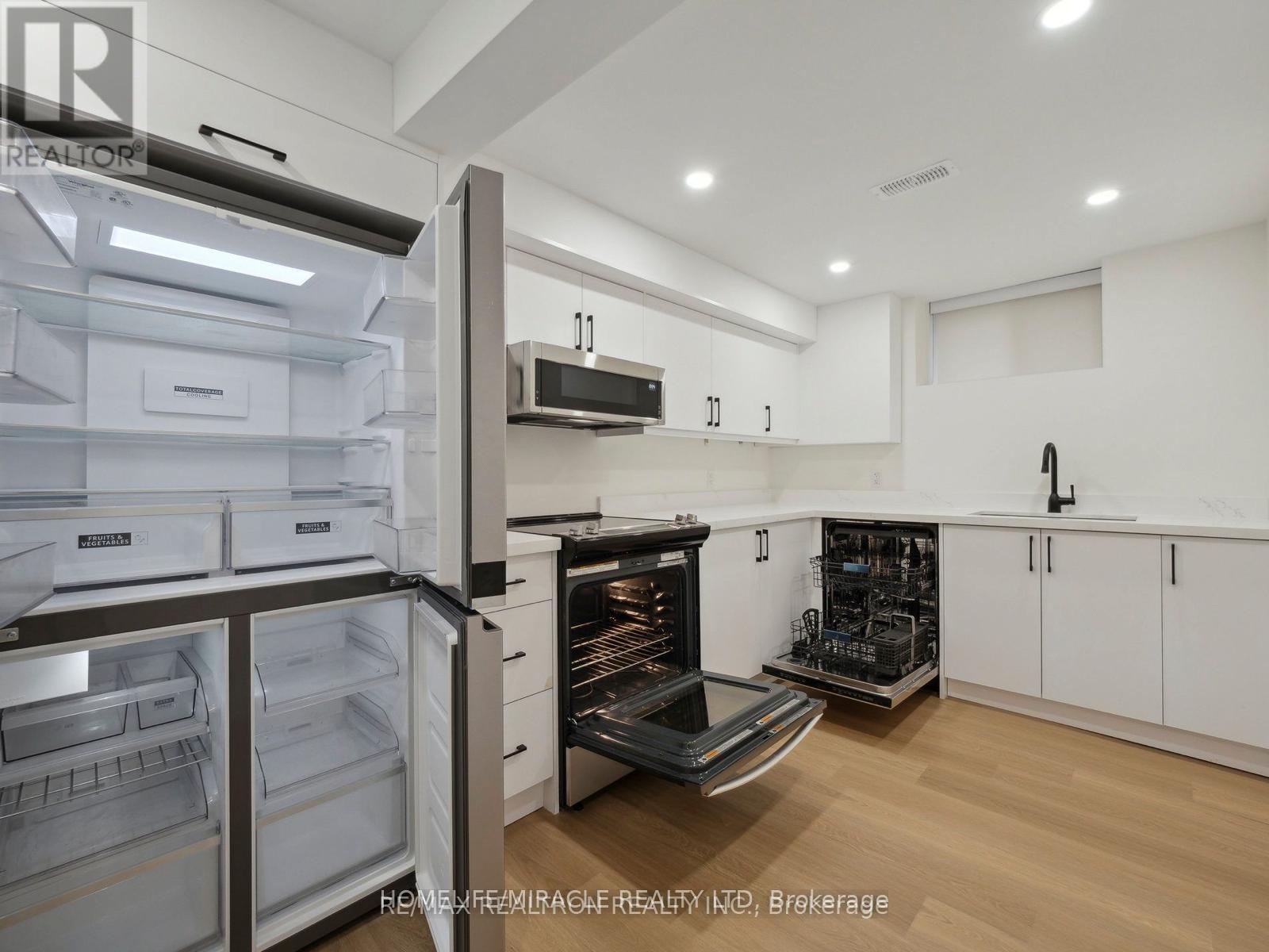 Photo 9 of 35 Alanmeade Crescent, Toronto ON