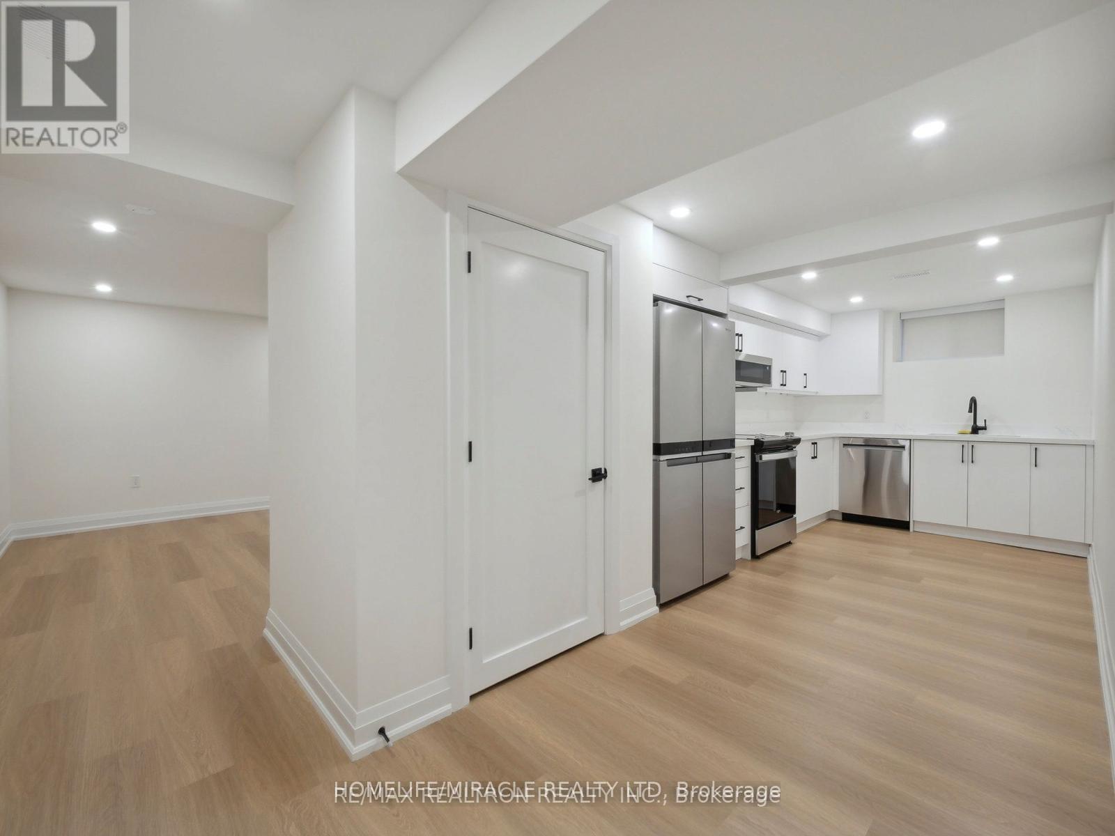 Photo 11 of 35 Alanmeade Crescent, Toronto ON