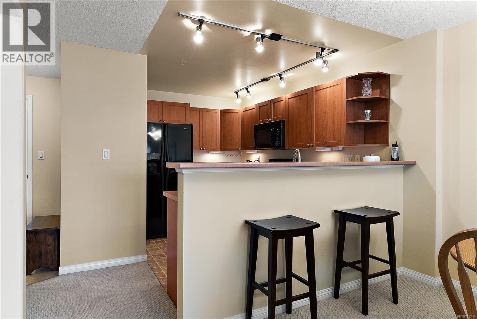 Photo 11 of 302 9840 Fifth St, Sidney BC