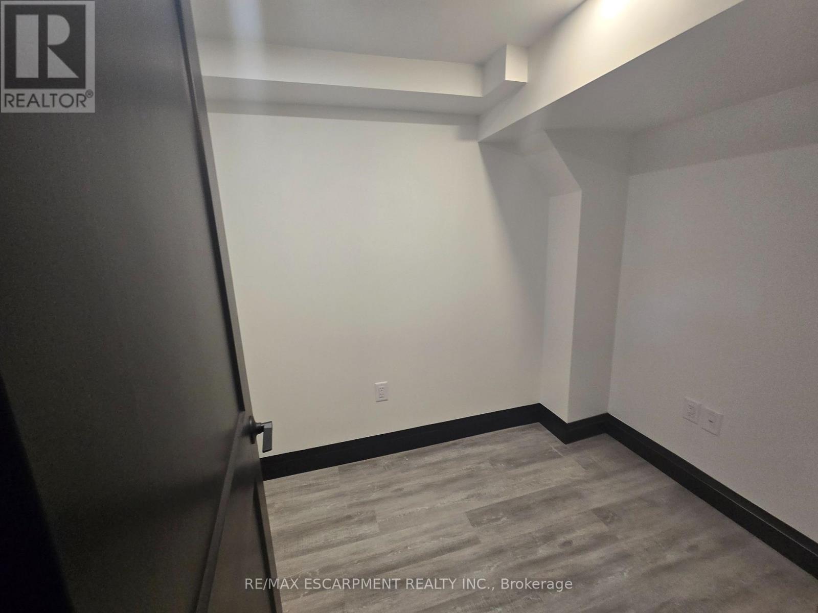 Photo 7 of 2 531 Queenston Road, Hamilton ON