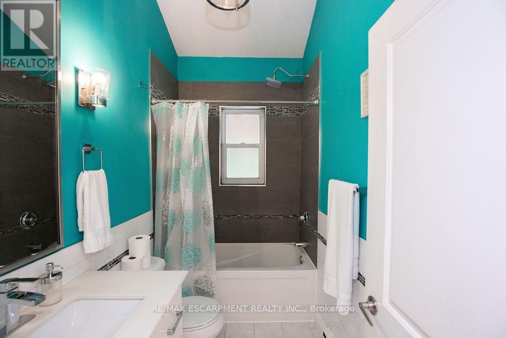 Photo 10 of 60 Ivy Lea Place, Hamilton ON