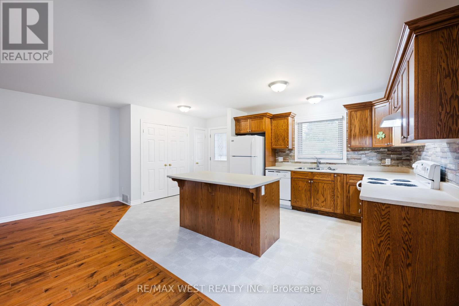 Photo 2 of 140 Joseph Street, Shelburne ON