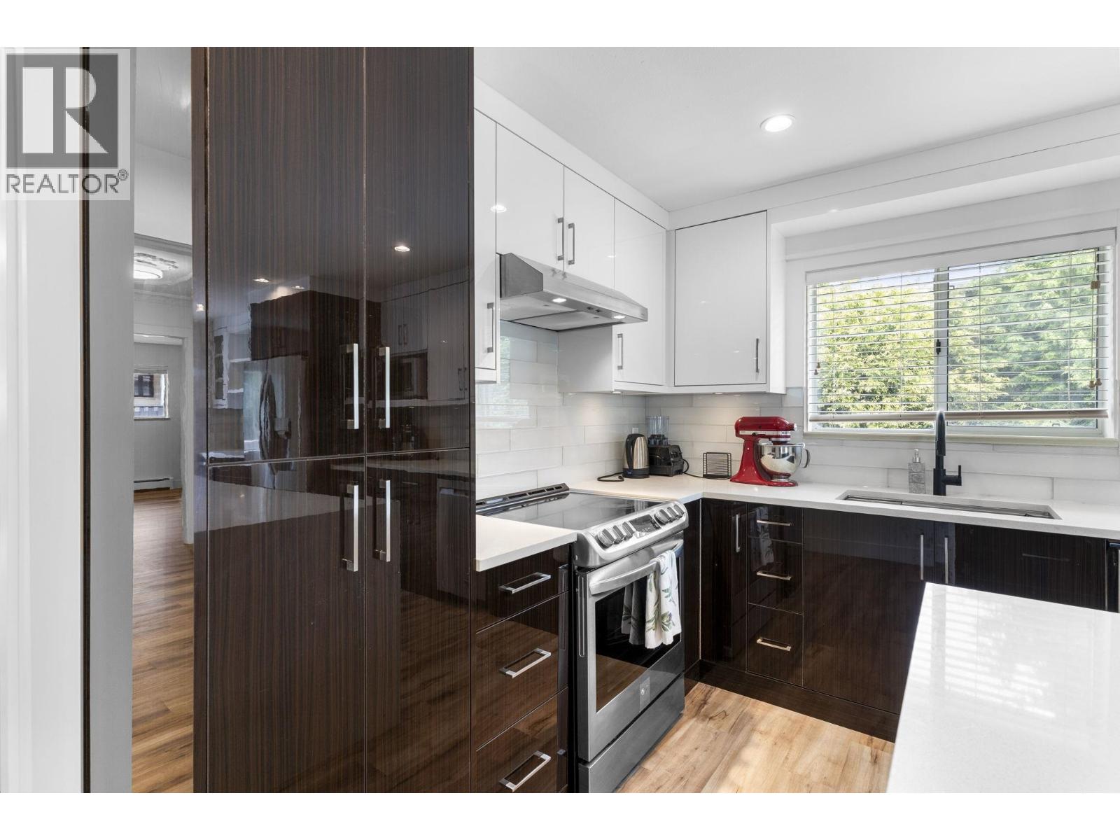 Photo 8 of 996 Duthie Avenue, Burnaby BC