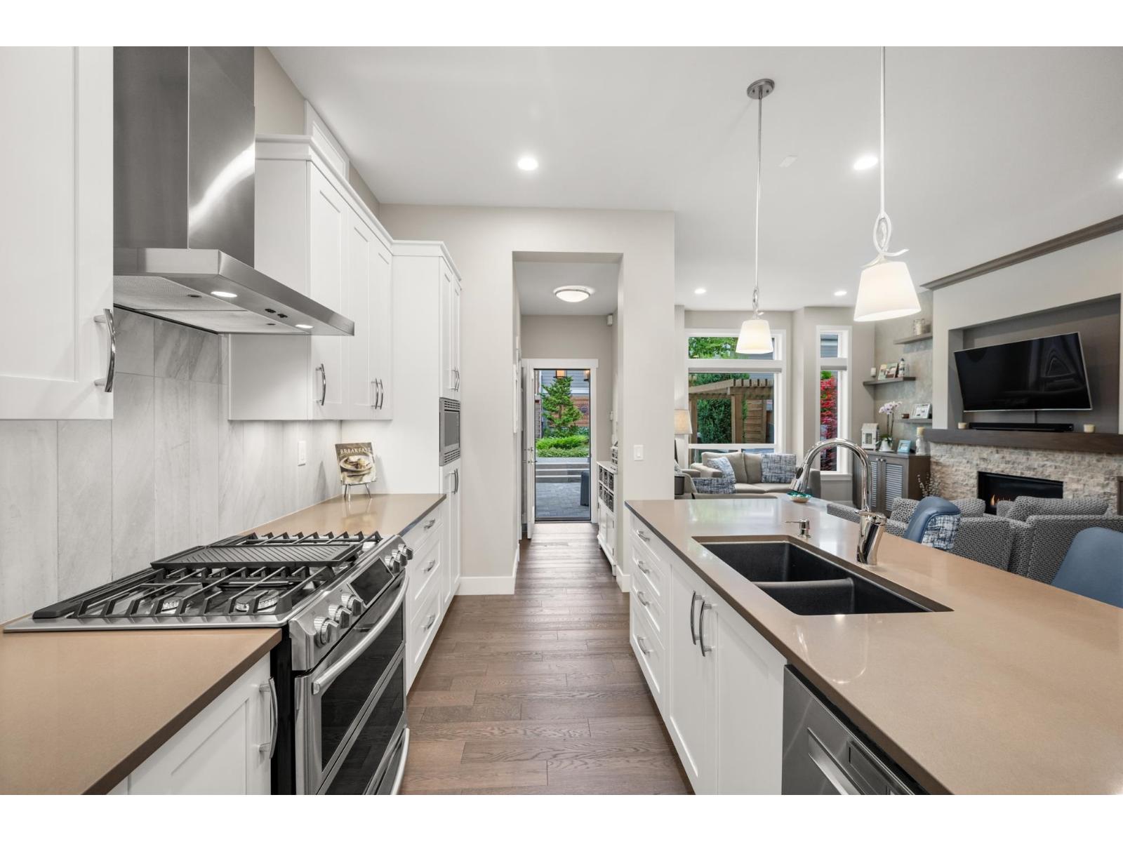 Photo 7 of 15868 Mountain View Drive, Surrey BC