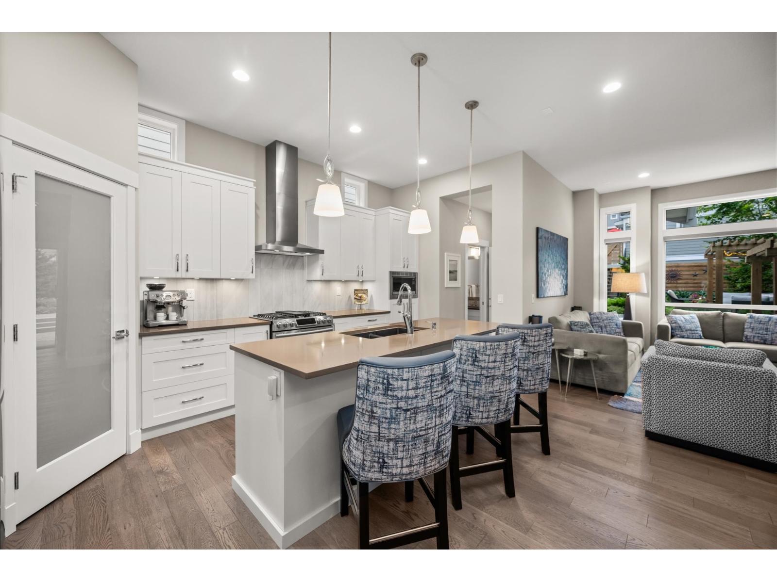 Photo 9 of 15868 Mountain View Drive, Surrey BC