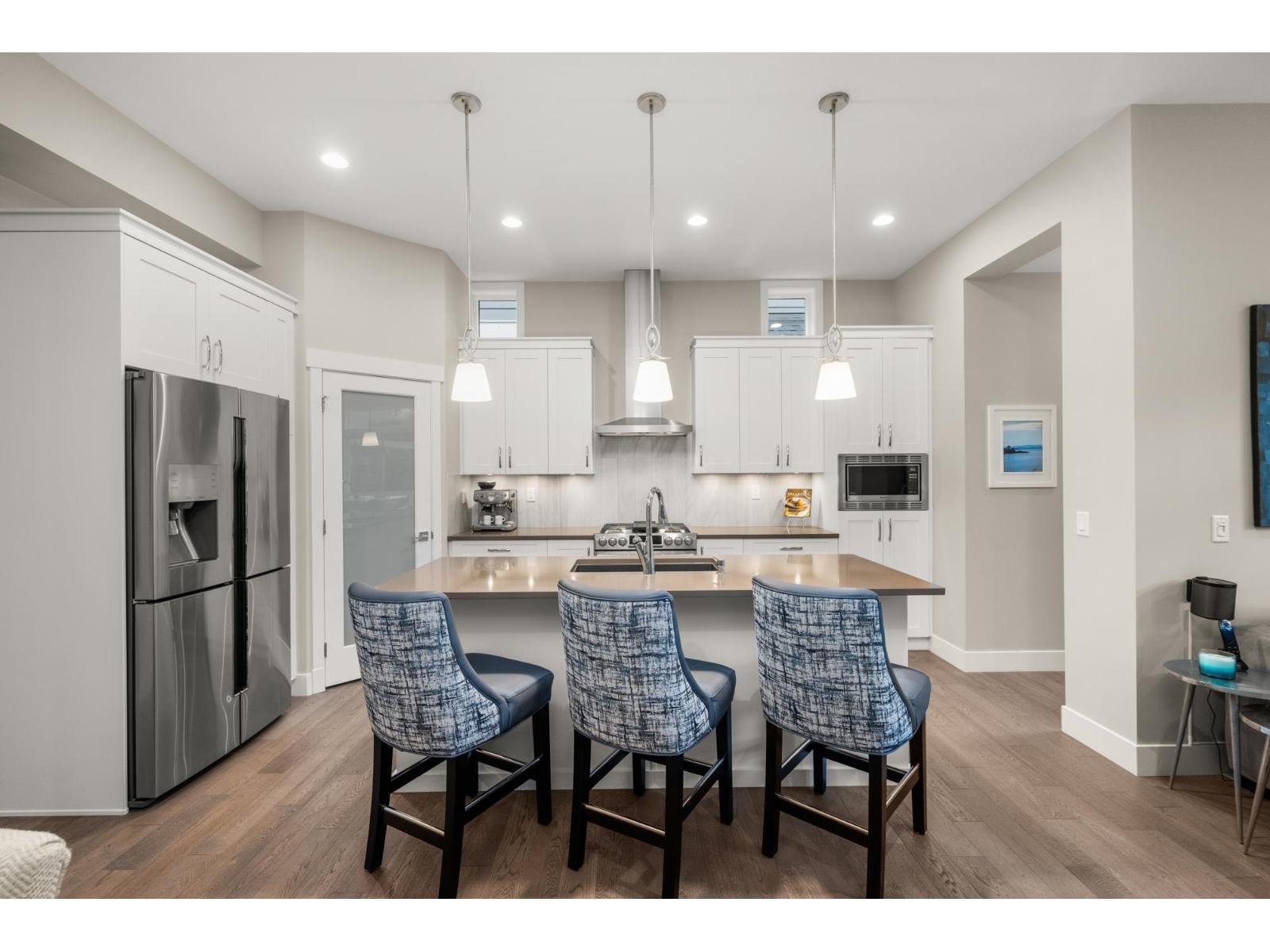 Photo 10 of 15868 Mountain View Drive, Surrey BC