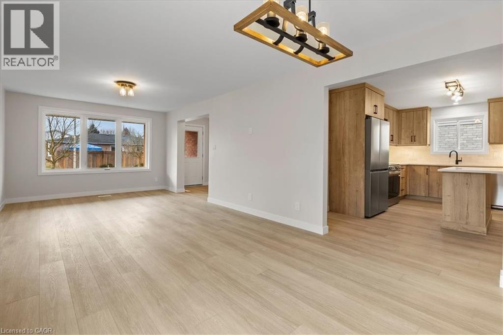 Photo 39 of 2 Pipers Green Court, Kitchener ON