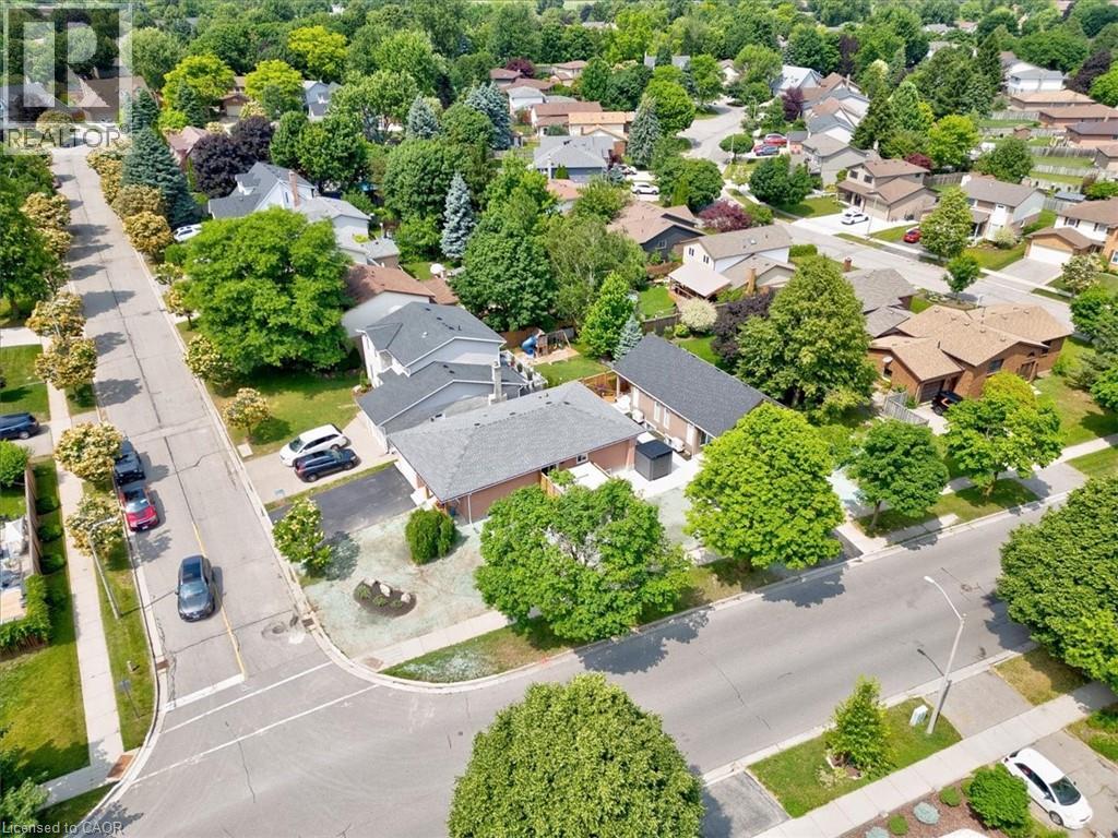 Photo 30 of 2 Pipers Green Court, Kitchener ON