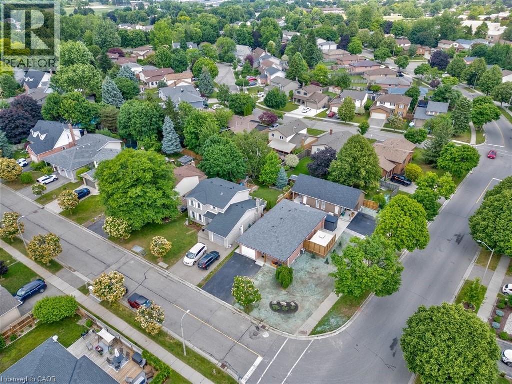 Photo 34 of 2 Pipers Green Court, Kitchener ON