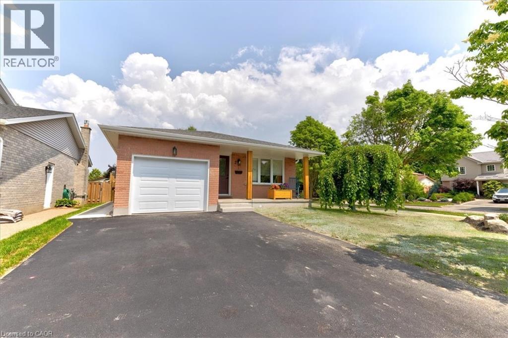 Photo 11 of 2 Pipers Green Court, Kitchener ON