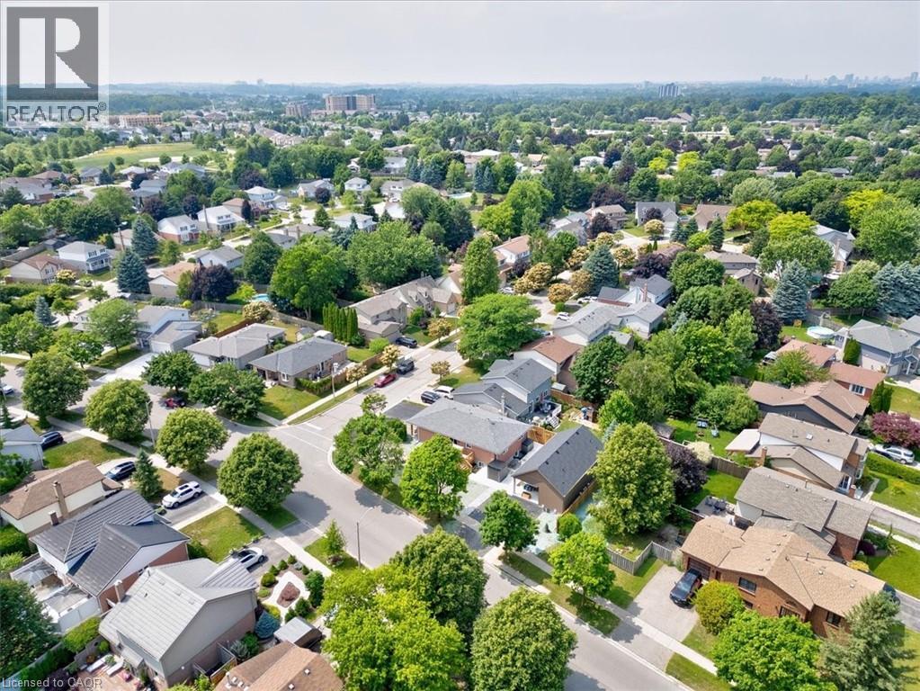 Photo 4 of 2 Pipers Green Court, Kitchener ON